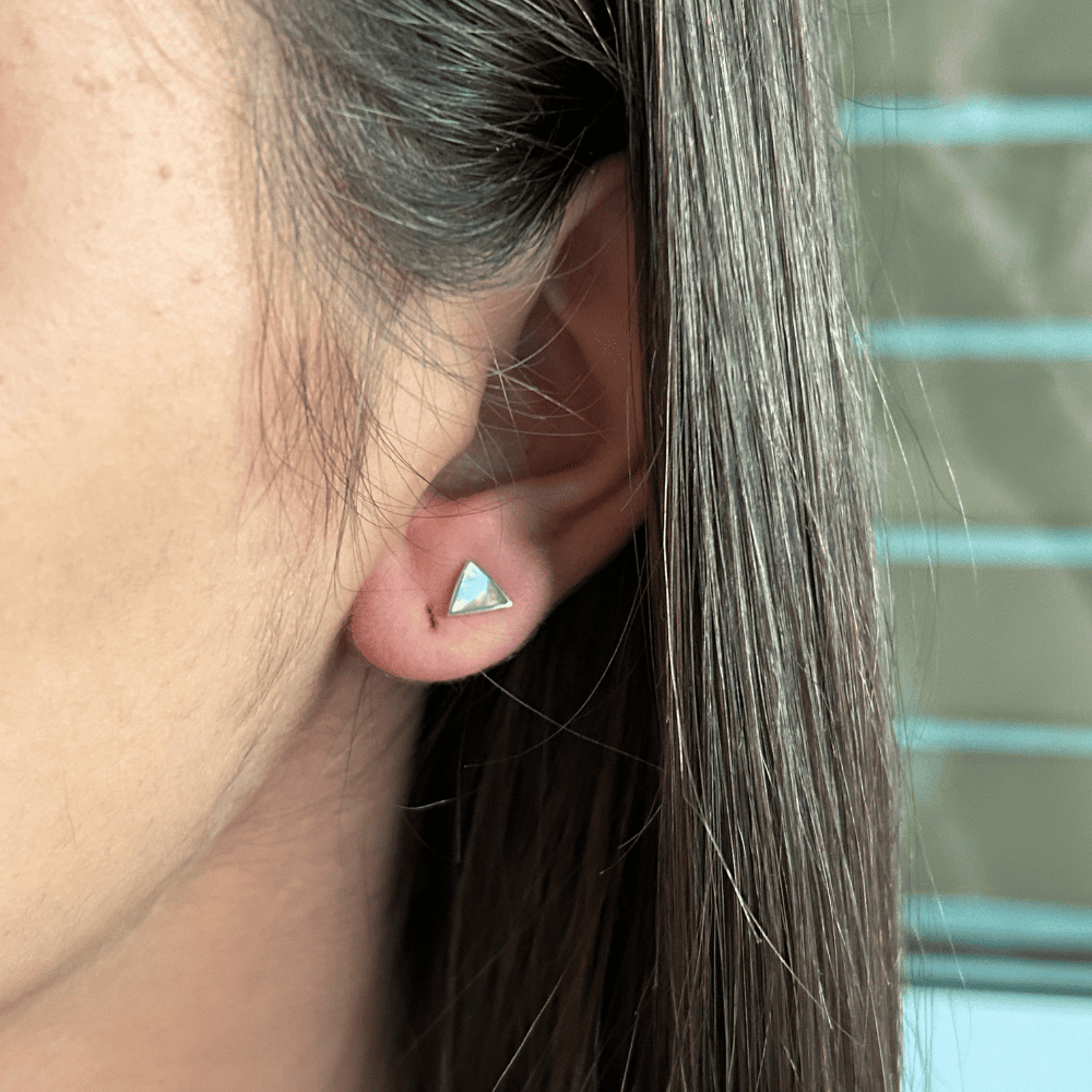 Brinco Mini Abalone Triangular em Prata 925